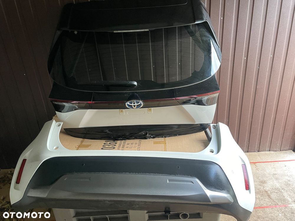 Toyota Yaris Cross tylna klapa  Zderzak kod  lakieru 089 - 1