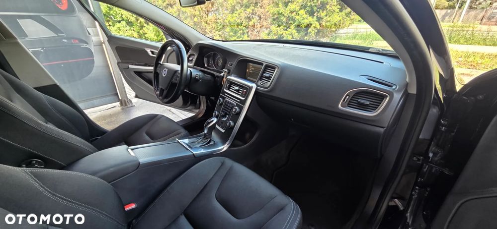 Volvo V60 D4 Geartronic Momentum - 36