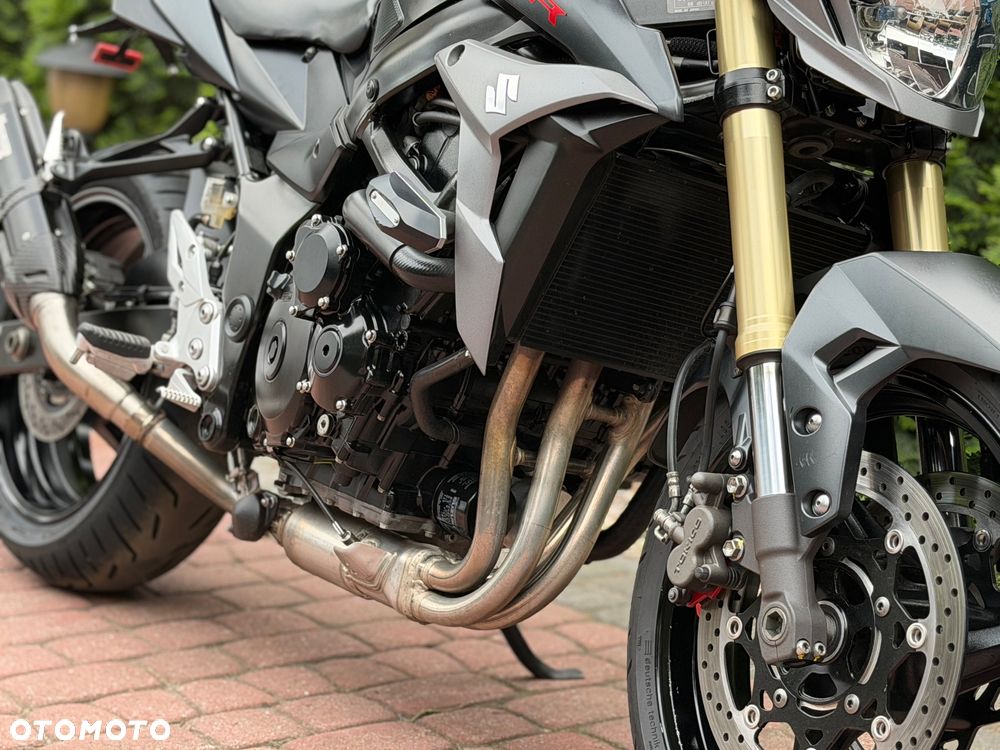 Suzuki GSR - 12