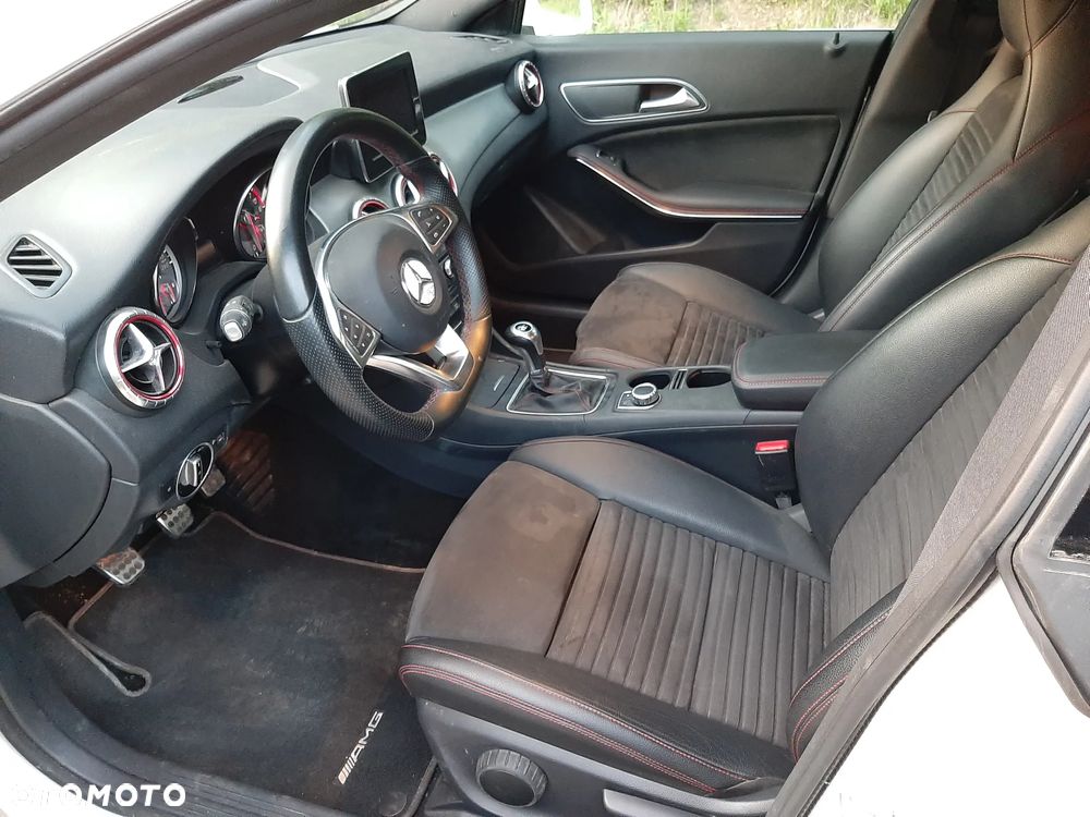 Mercedes-Benz CLA 180 AMG Line - 12
