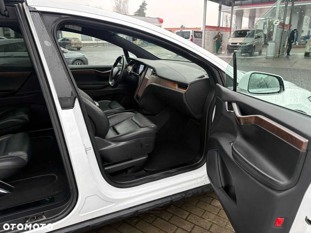 Tesla Model X - 37