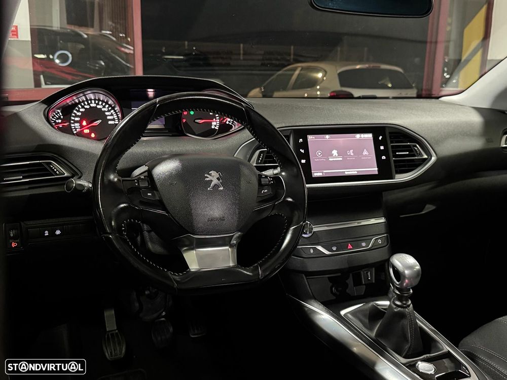 Peugeot 308 1.2 PureTech Allure J18 - 25