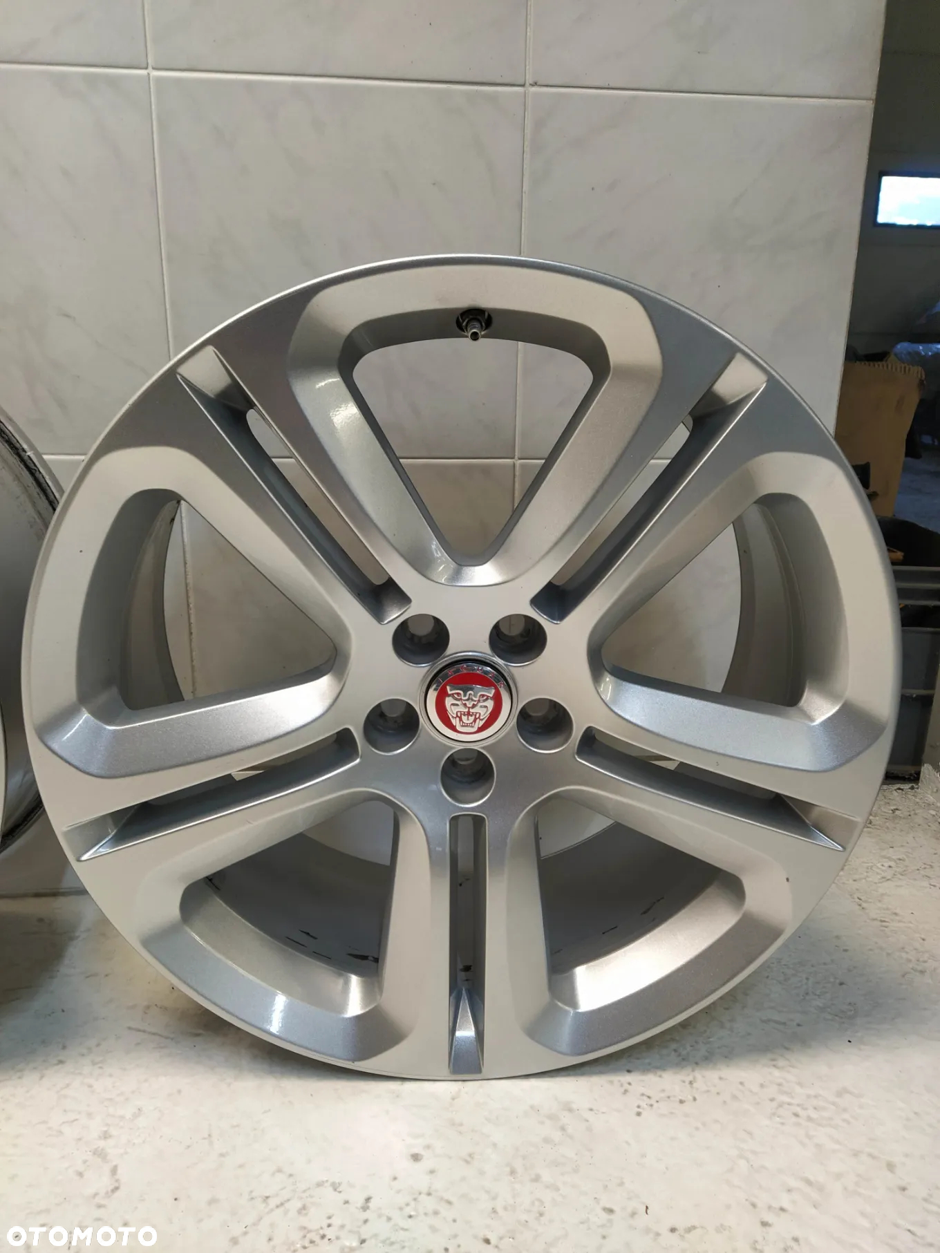 JAGUAR F-PACE X761 8.5X20 ORYGINALNE FELGI ALUMINIOWE R20 ET45 5X108 4XCZUJNIKI TPMS CIŚNIENIA OPON - 4