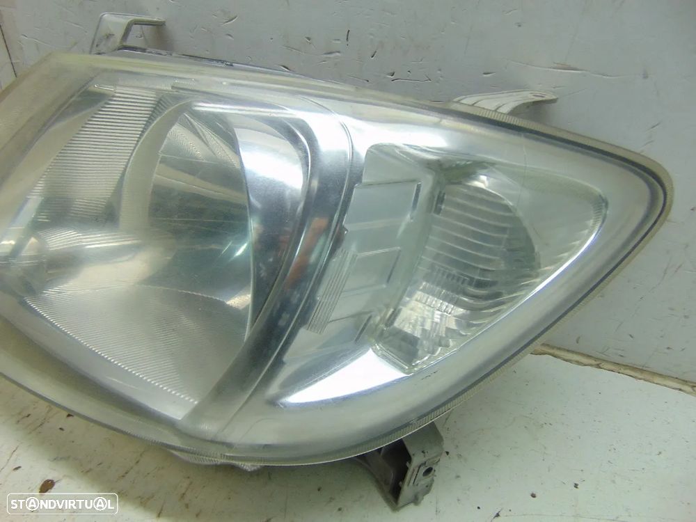 Toyota Hilux farol - 3