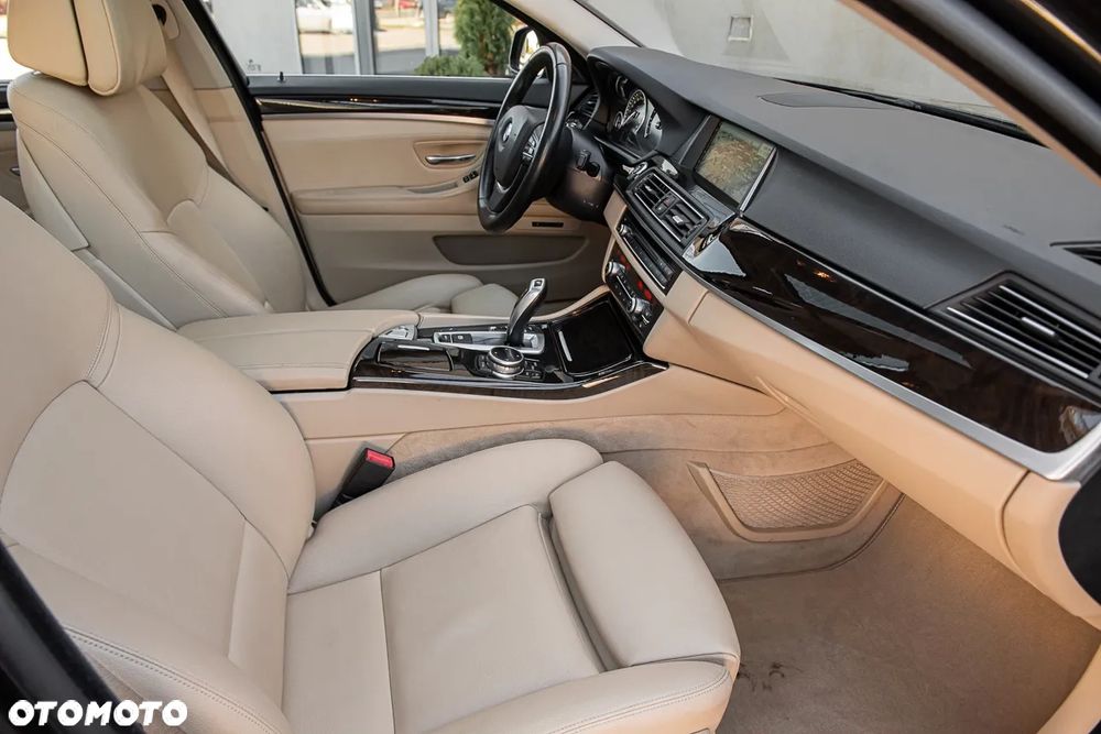 BMW Seria 5 525d Sport-Aut Luxury Line - 7