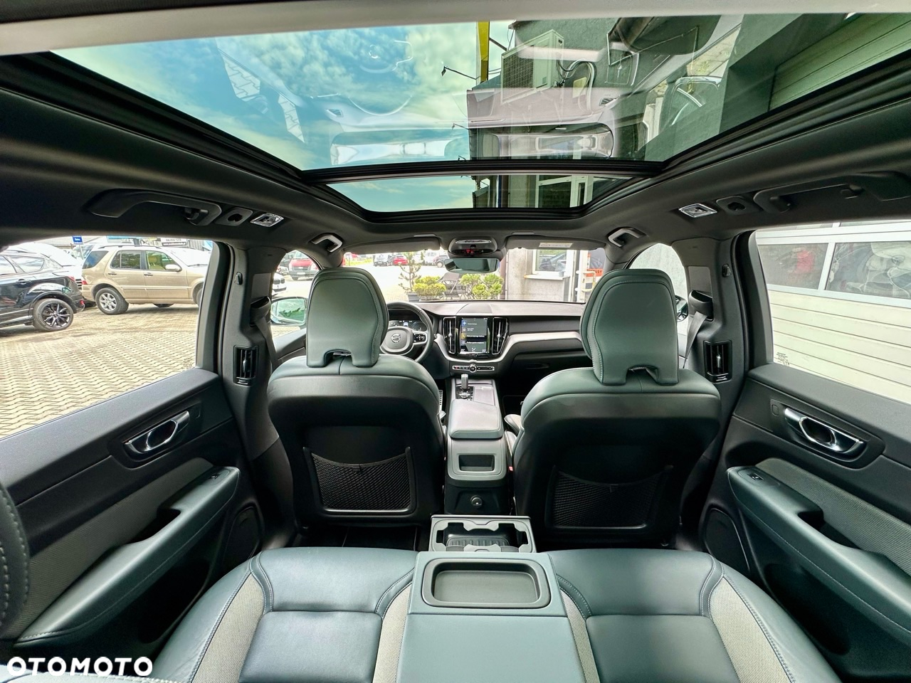 Volvo XC 60 T6 AWD Plug-In Hybrid R-Design - 28