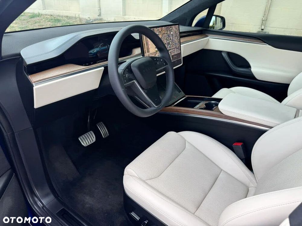 Tesla Model X - 10