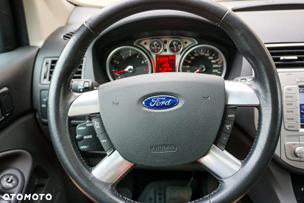 Ford Kuga 2.5 4x4 Titanium - 32