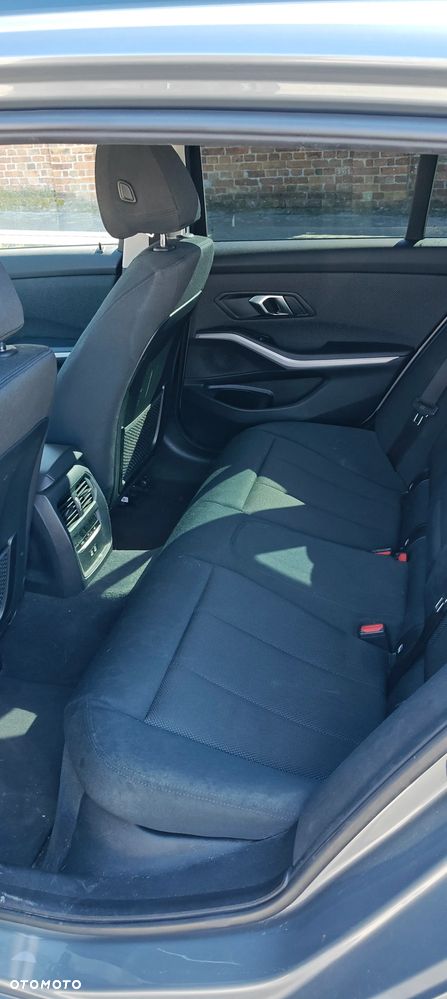BMW Seria 3 318d MHEV - 11