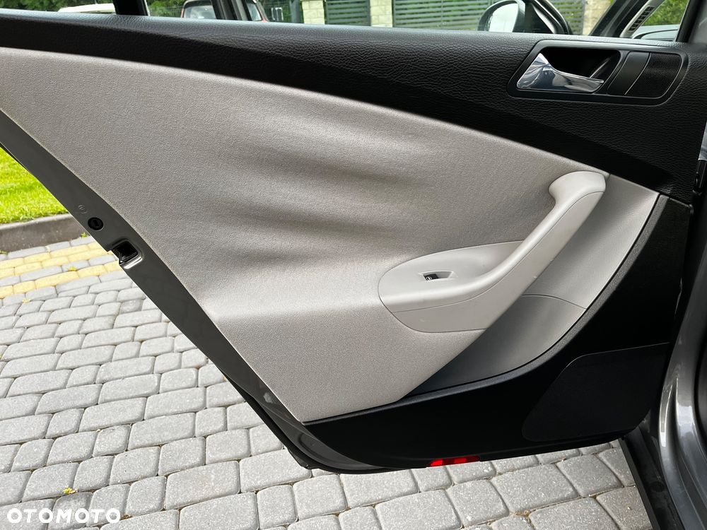 Volkswagen Passat 1.6 Exclusive - 17