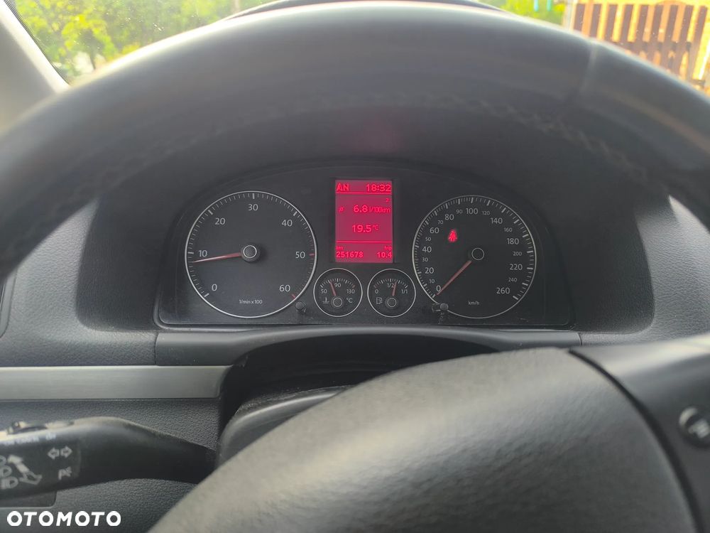 Volkswagen Touran 2.0 TDI DPF Trendline - 18