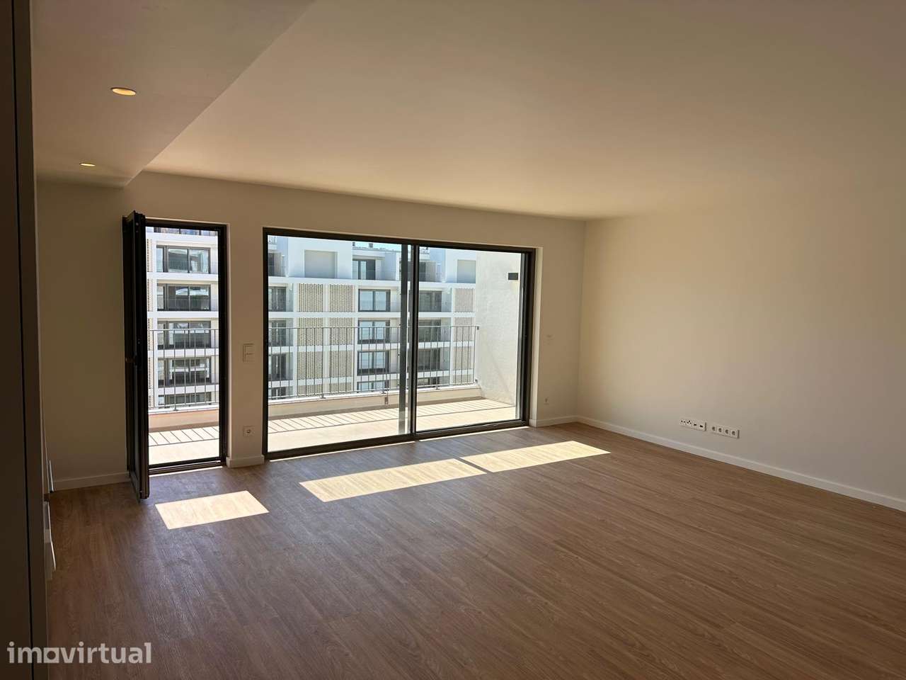 T2 no Condomínio ÉLOU | Piso Alto com Amplas Varandas - piscina 6 piso - Grande imagem: 4/22