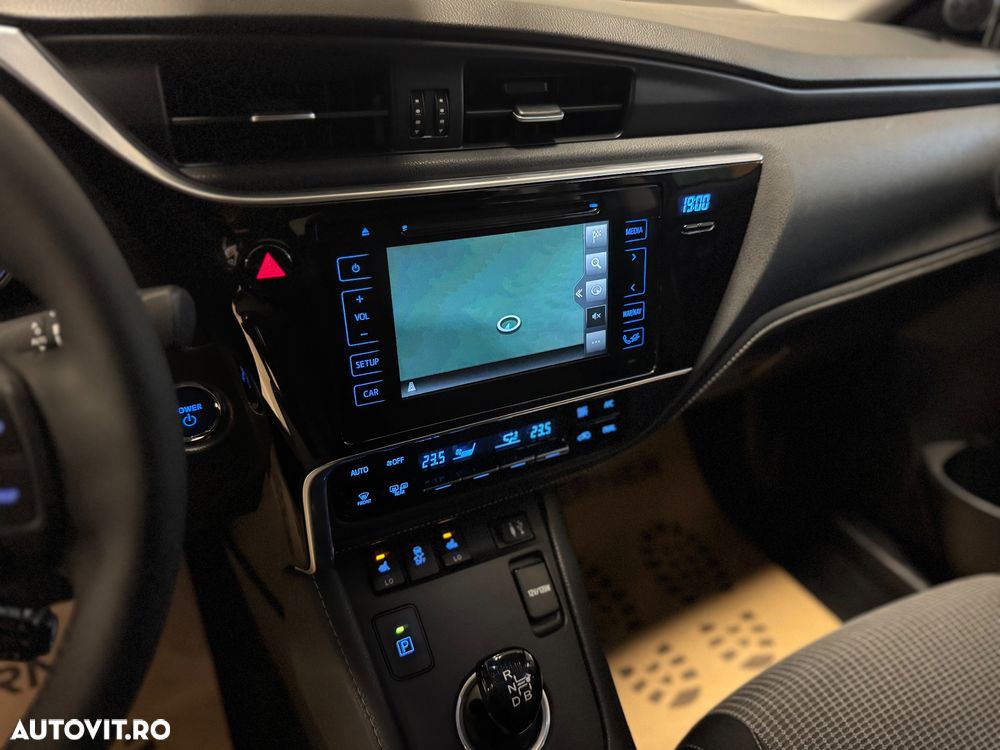 Toyota Auris 1.8 L VVT-i HSD Sol + - 22