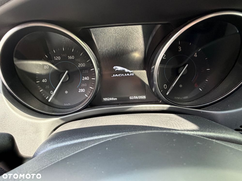 Jaguar XE 2.0 D Portfolio - 7