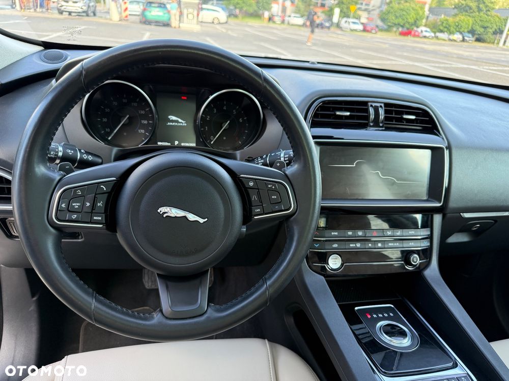 Jaguar F-Pace 25t AWD Prestige - 7