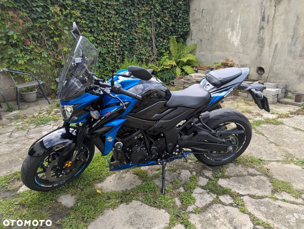 Suzuki GSX - 2