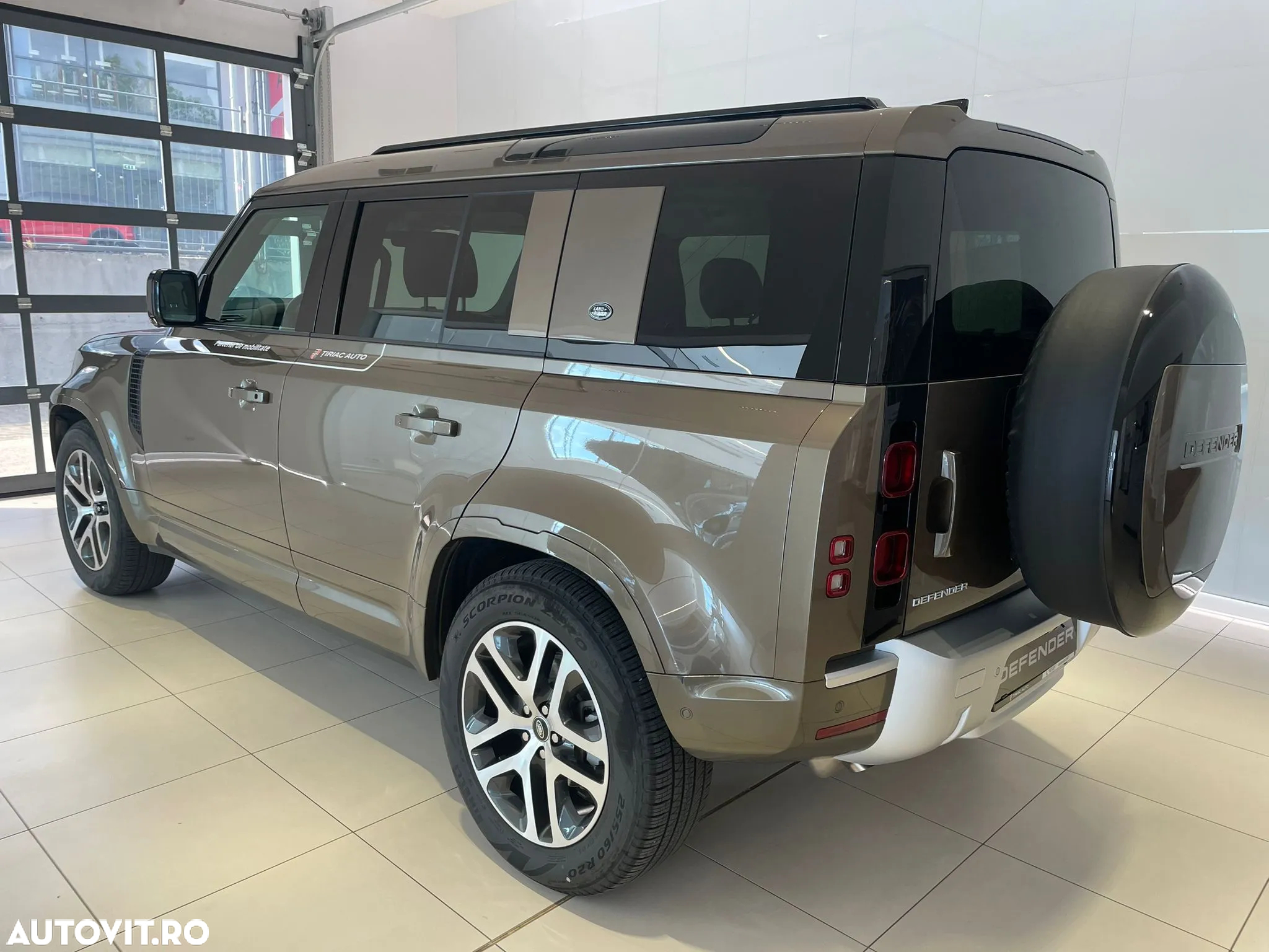 Land Rover Defender - 4