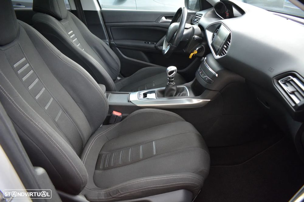 Peugeot 308 SW 1.2 PureTech Allure J17 - 16