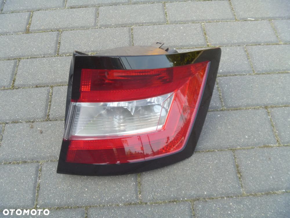 SKODA FABIA III HB LAMPA PRAWY TYŁ TYLNA PRAWA ŁADNA  6V9945096 - 1