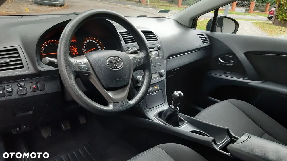 Toyota Avensis 1.6 Active - 9