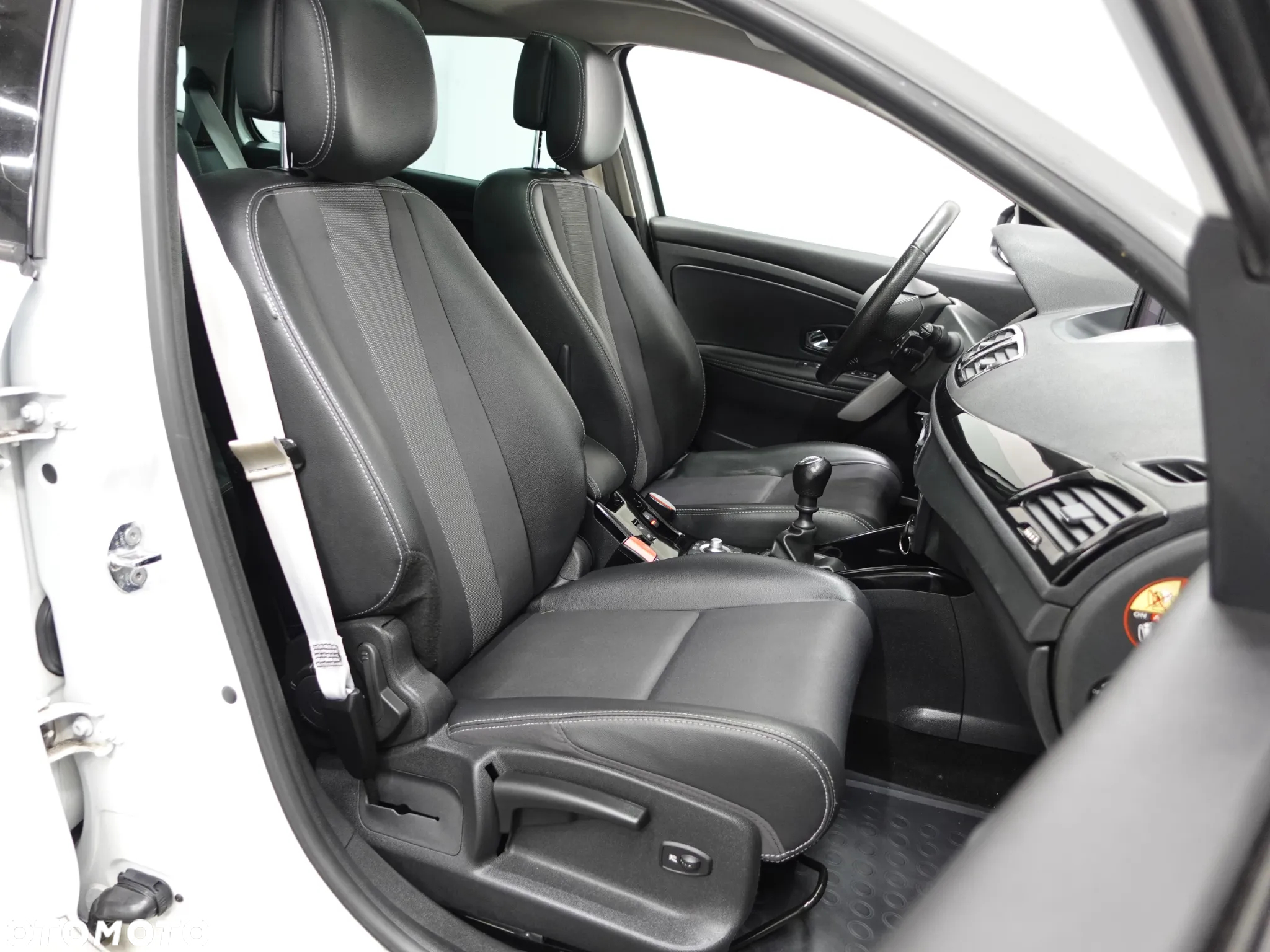 Renault Megane Grandtour ENERGY TCe 115 Start & Stop Bose Edition - 29