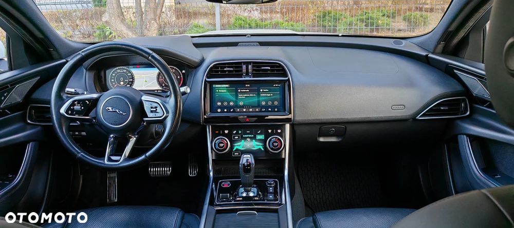 Jaguar XE 2.0 D180 HSE - 18
