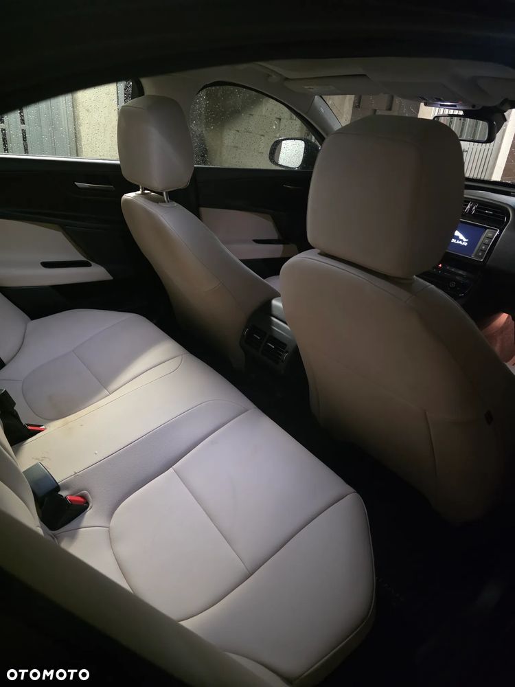 Jaguar XE 25t AWD Prestige - 11
