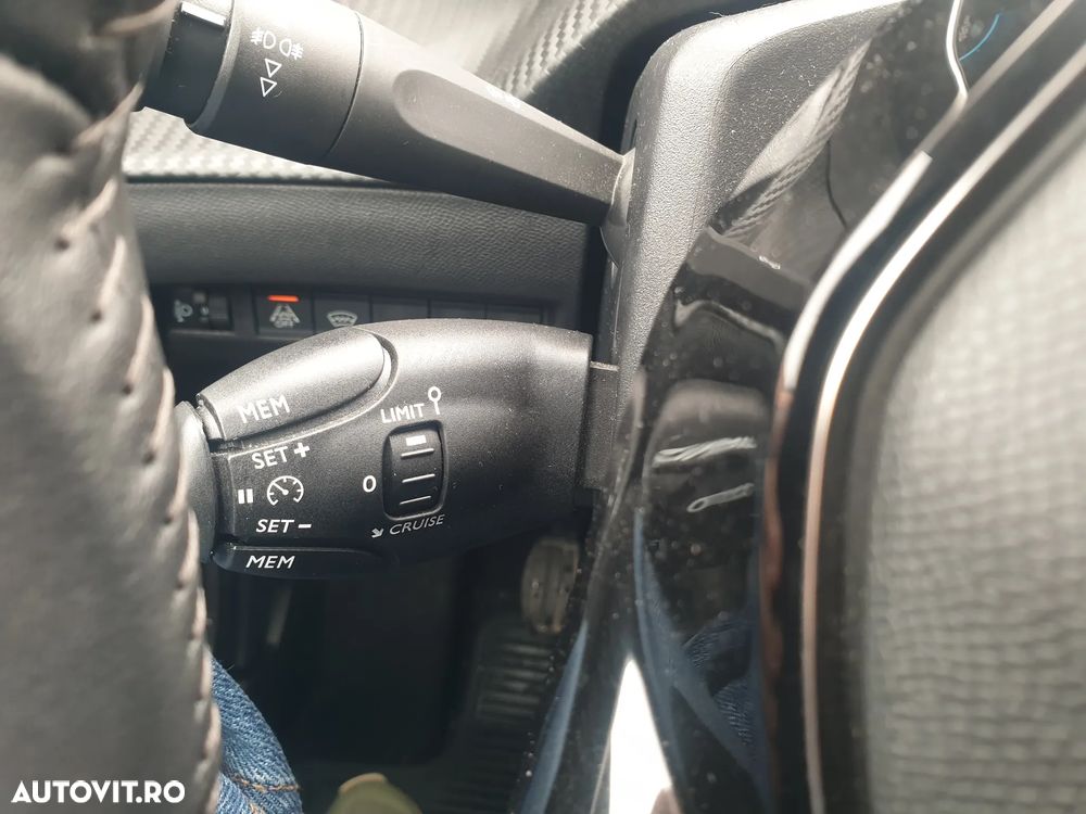 Peugeot 2008 1.2 L PureTech STT Allure - 33