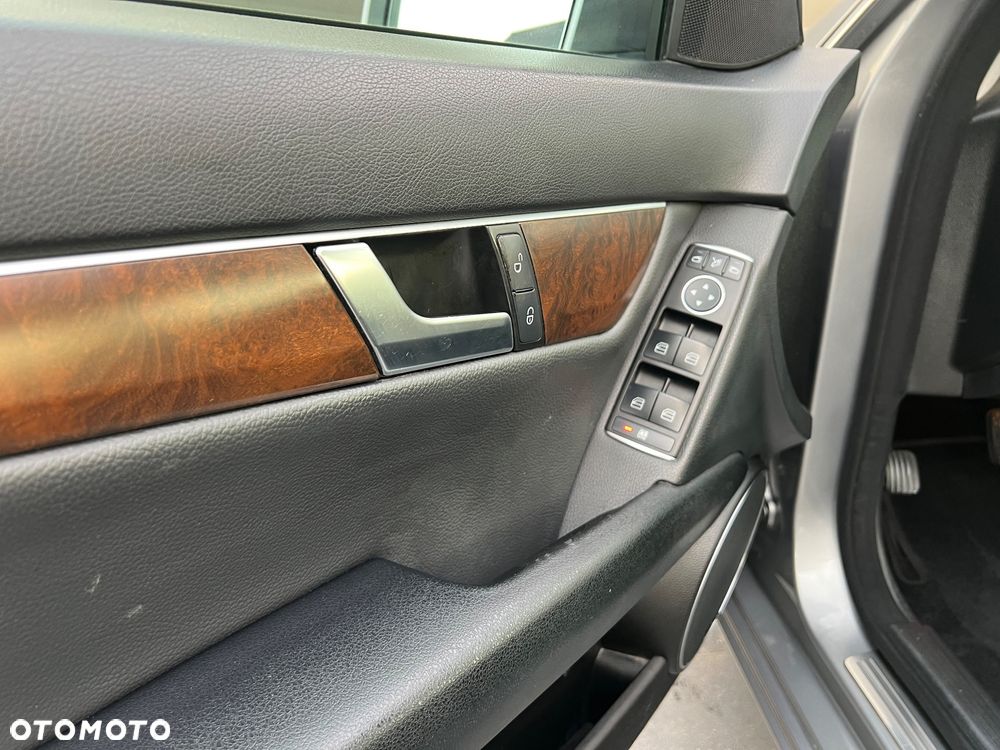 Mercedes-Benz Klasa C 220 CDI DPF Automatik BlueEFFICIENCY Elegance - 14