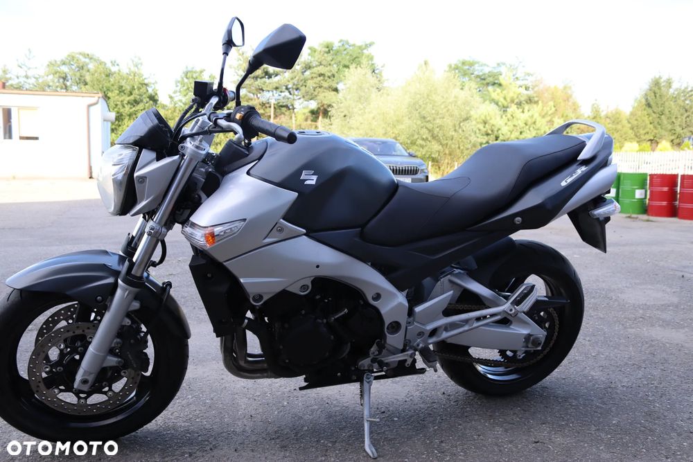 Suzuki GSR - 6