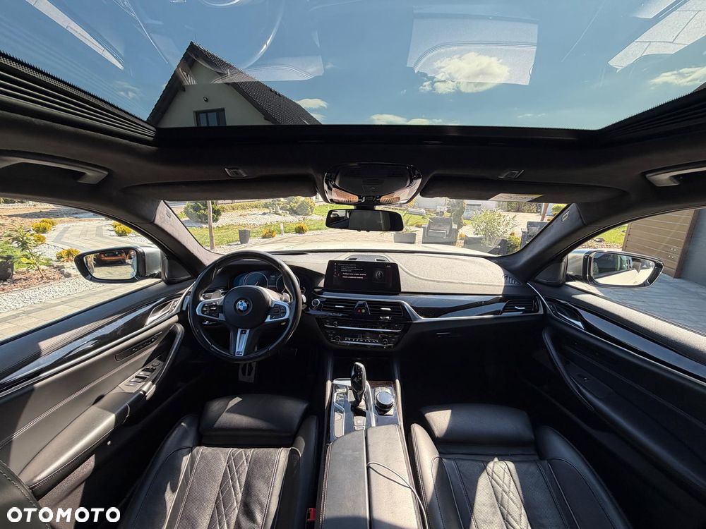 BMW Seria 5 M550i xDrive sport - 40
