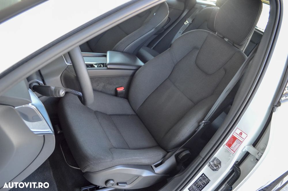 Volvo XC 60 B4 MHEV AT8 AWD Momentum Pro - 12
