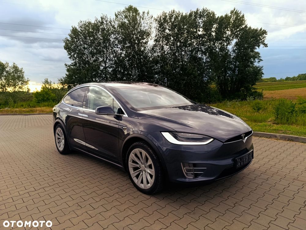 Tesla Model X - 16