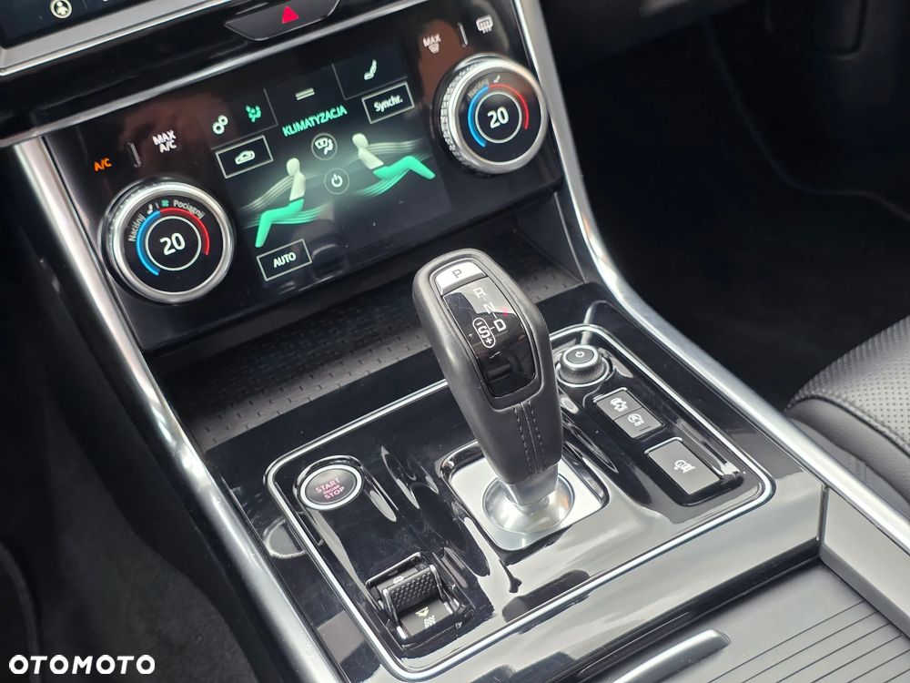 Jaguar XE 2.0 D180 R-Dynamic S - 37