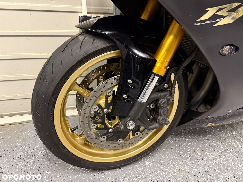 Yamaha R1 - 18