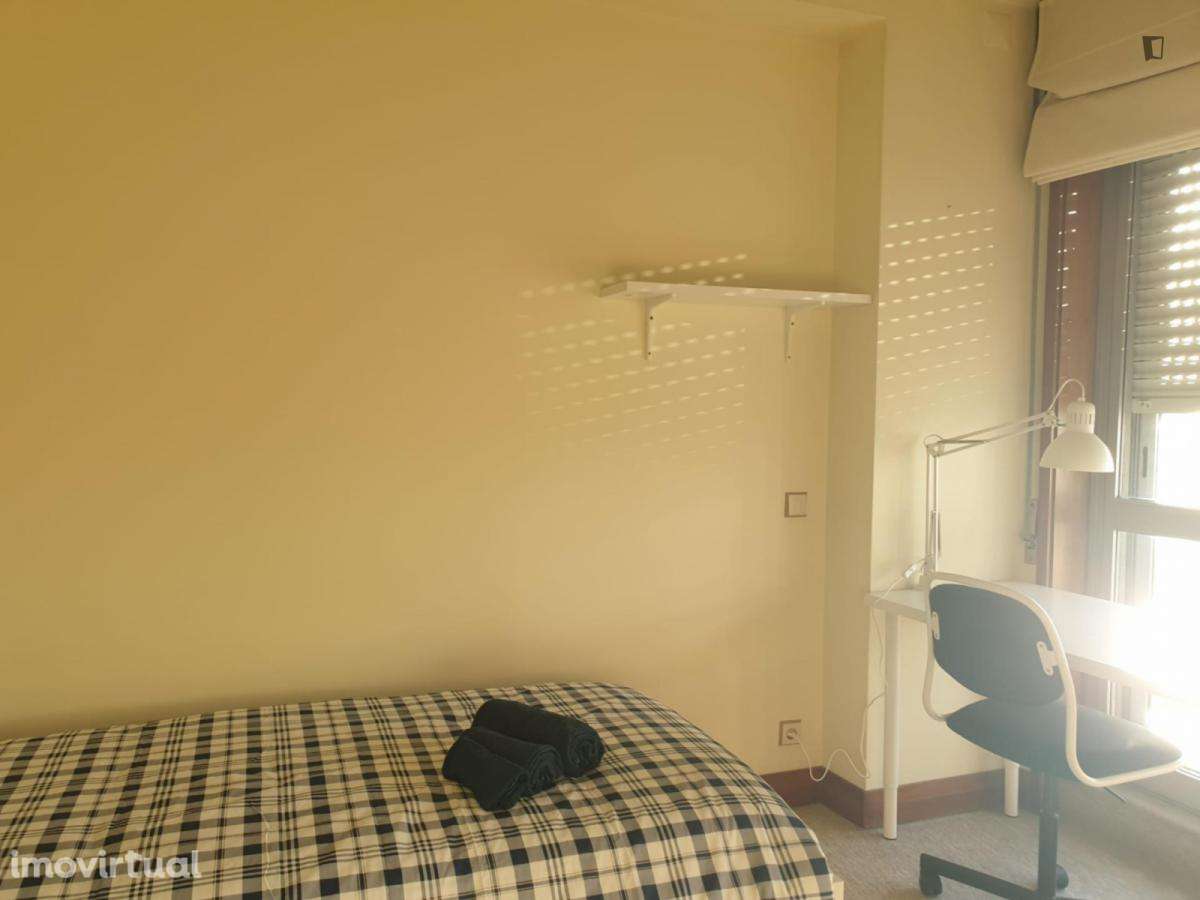 Quarto - localizado em Paranhos Porto - Grande imagem: 2/11