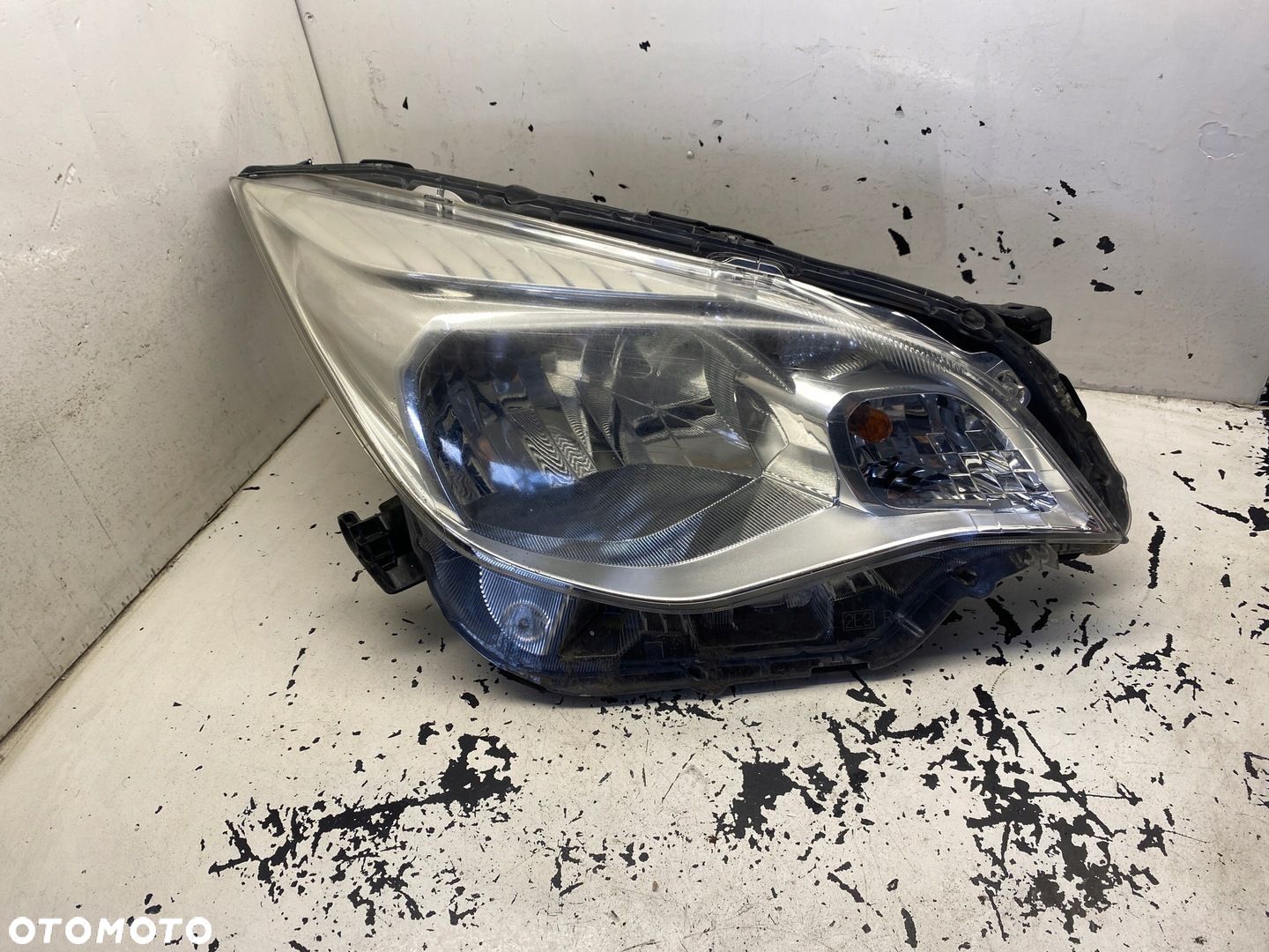 TOYOTA VERSO S LAMPA PRAWY PRZÓD - 1