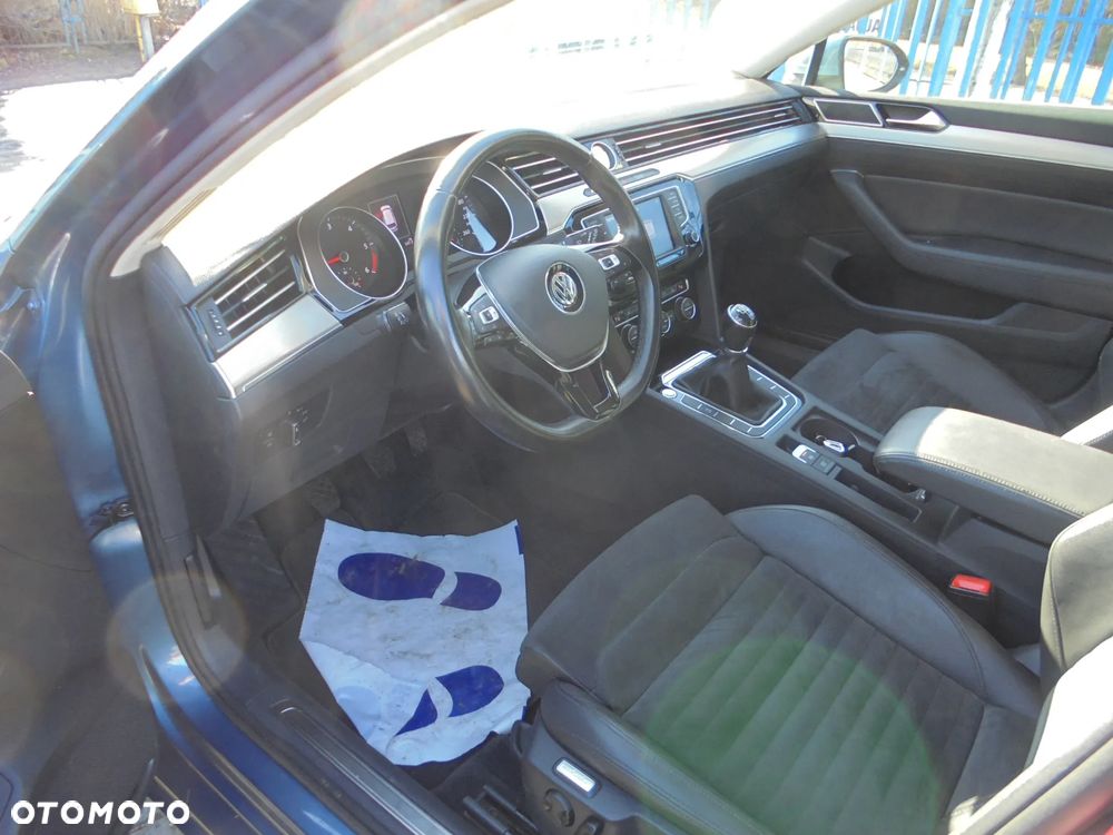 Volkswagen Passat Variant 2.0 TDI SCR BlueMotion Highline - 5