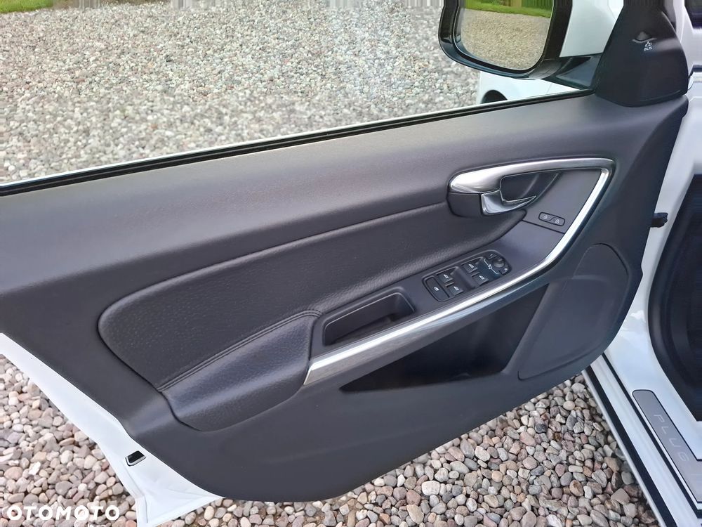 Volvo V60 D6 AWD Plug-in Hybrid R-Design Summum - 8