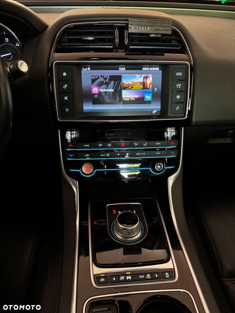 Jaguar XE 2.0 D Prestige - 22