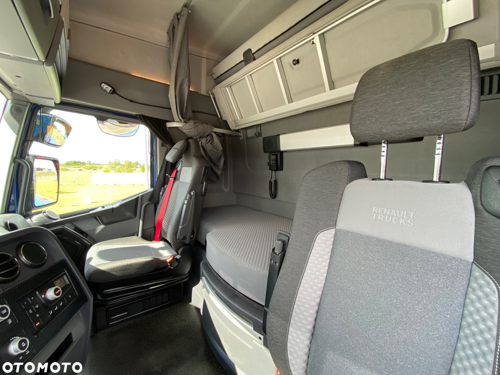 Renault THIGH520 High Sleeper Cab - 11