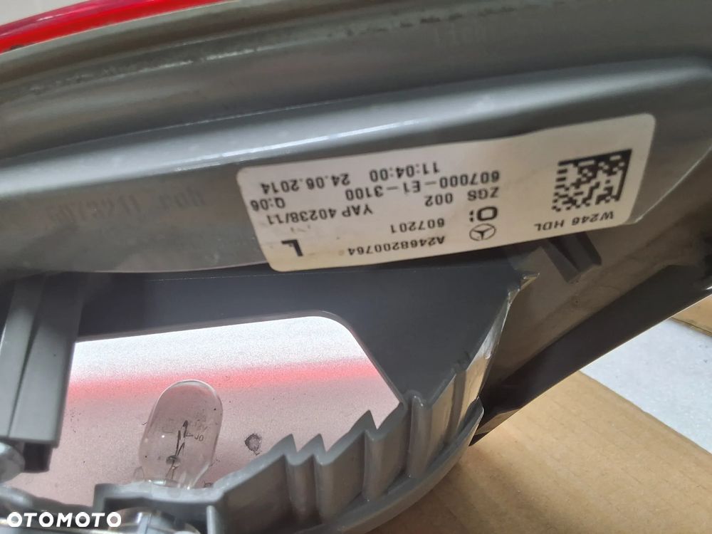MERCEDES B-KLASA W246 LAMPY TYLNEJ KLAPY BAGAŻNIKA LEWA PRAWA  A2468200864 A2468200764 - 7