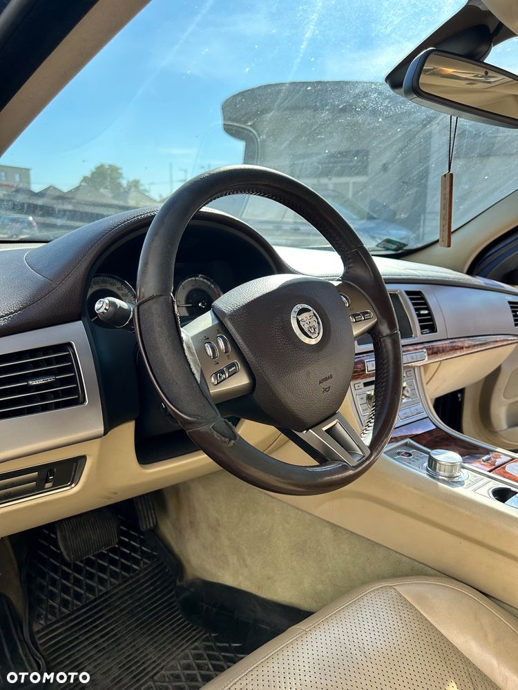 Jaguar XF 2.7 V6 D Luxury - 16