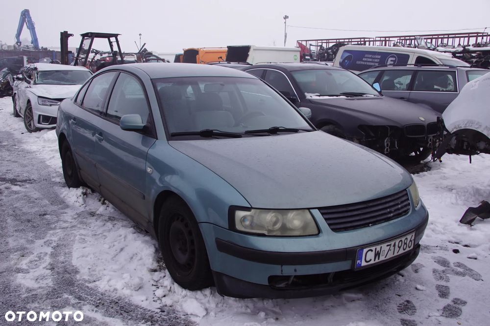 Auto na części - VW Passat B5 1.8 20V 125 KM ADR DHZ LB6N 1998R Skrzynia Drzwi Maska Klapa Zderzak Błotnik Lampa Klamka Lusterko Szyba Deska Kokpit Sterownik Moduł Czujnik Licznik Panel Kierownica - 1