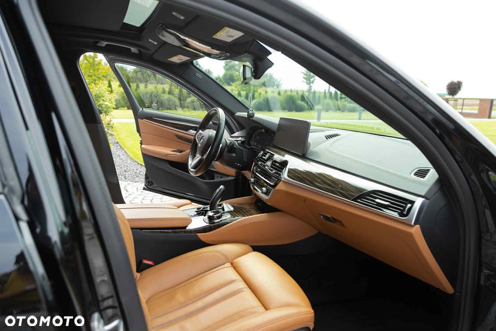 BMW Seria 5 M550i xDrive - 25