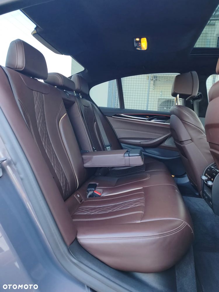 BMW Seria 5 M550i xDrive sport - 31