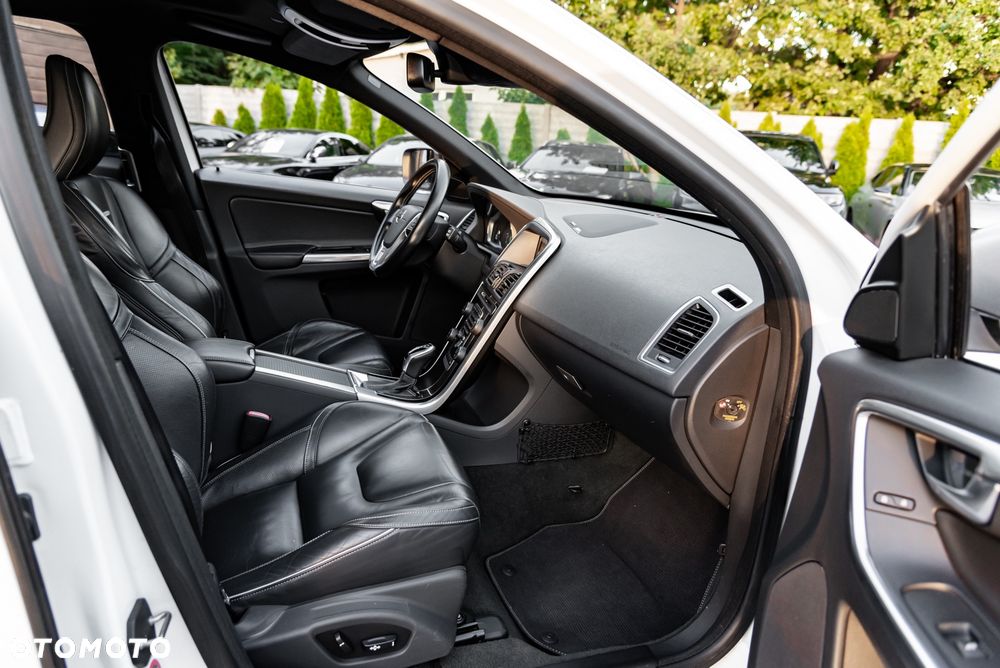 Volvo XC 60 T6 AWD R-Design - 26