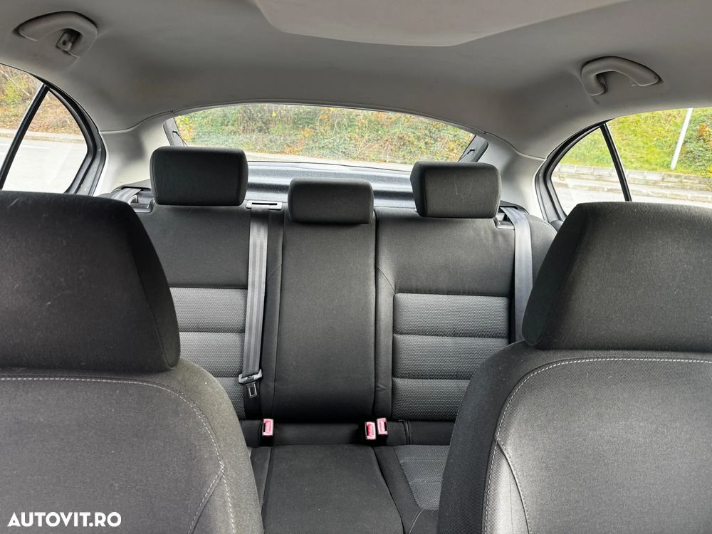 Skoda Octavia 1.6 Ambiente - 9