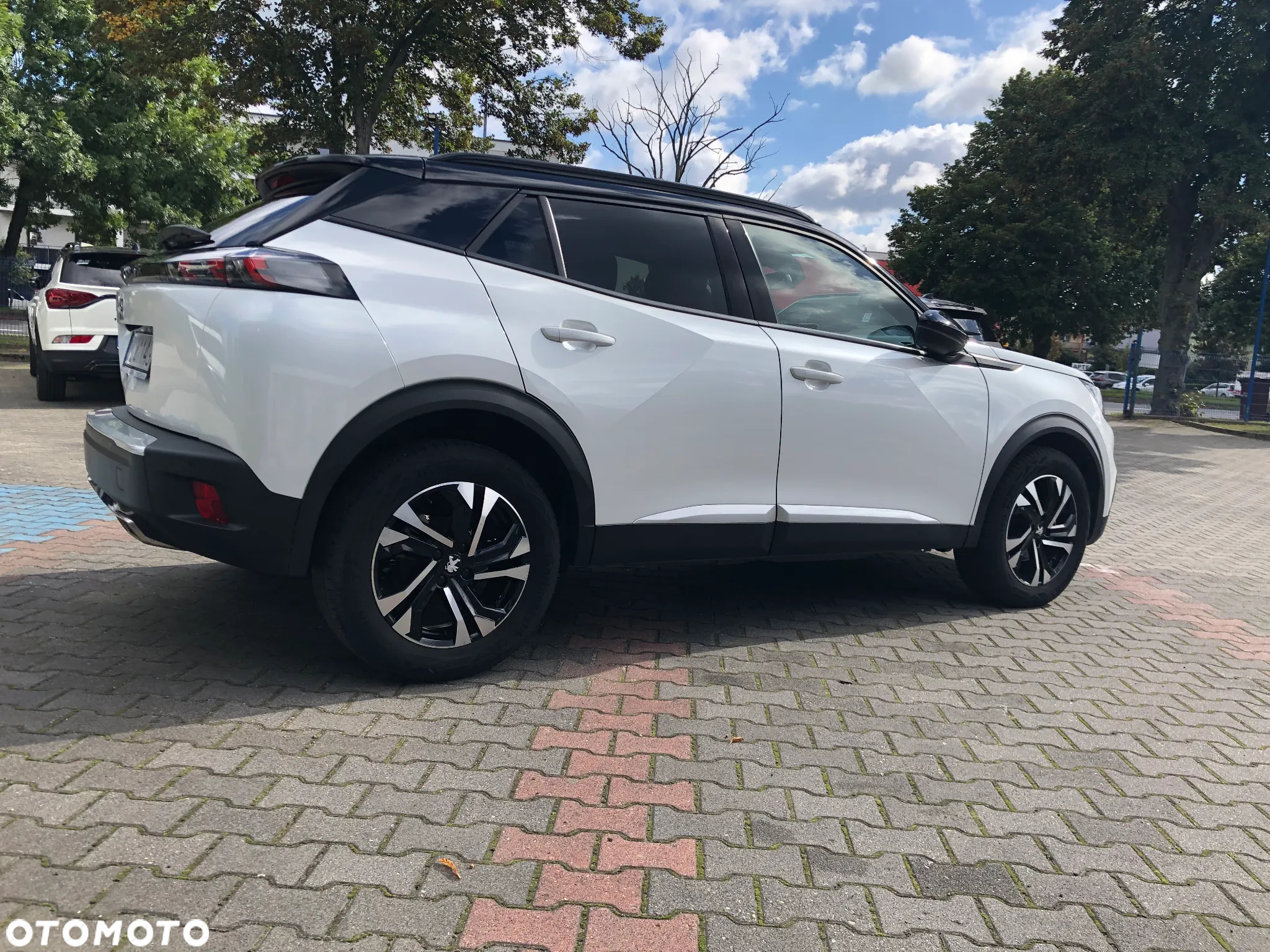 Peugeot 2008 1.2 PureTech Allure S&S EAT8 - 4