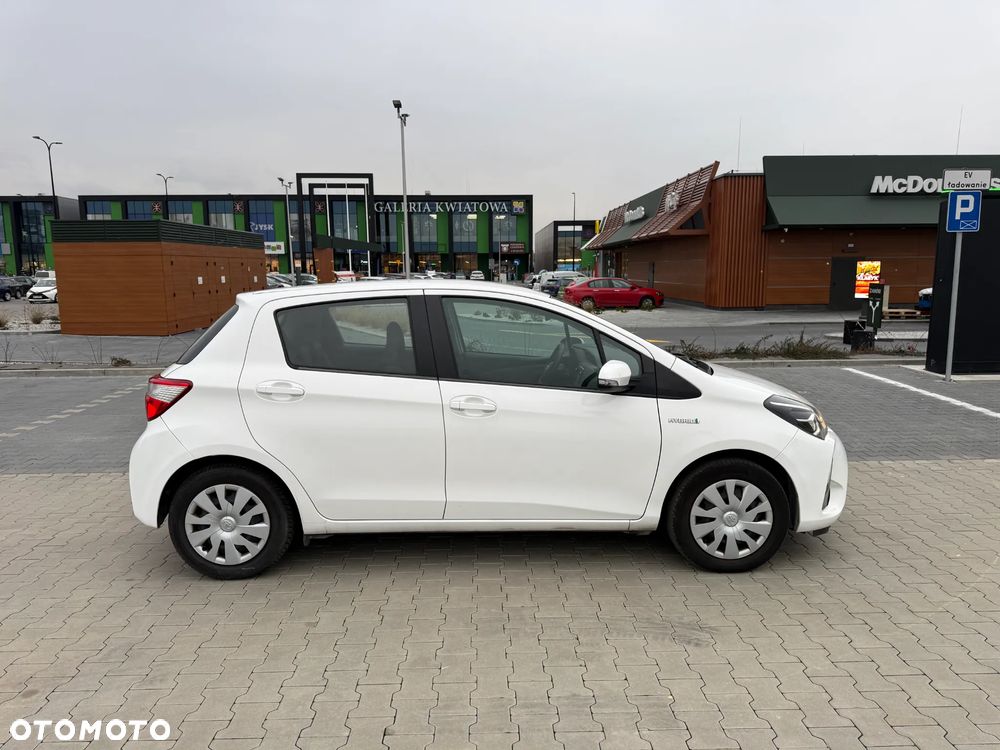 Toyota Yaris Hybrid 100 Premium - 4